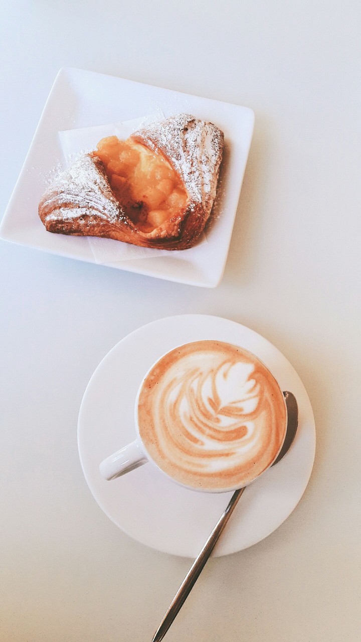 Cappuccino e Fagottino alle Mele.
