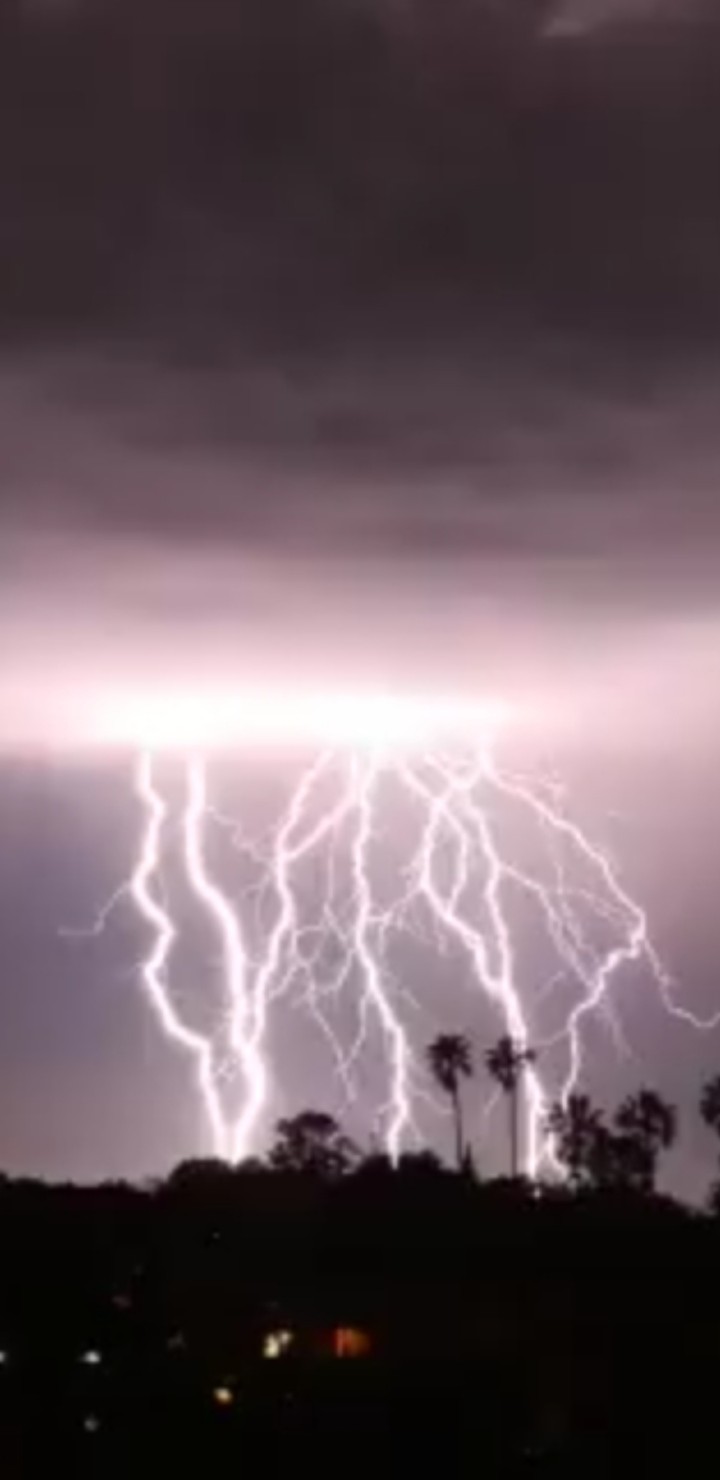 رعد وبرق أضاء السماء ....سبحان الله الخالق الباري