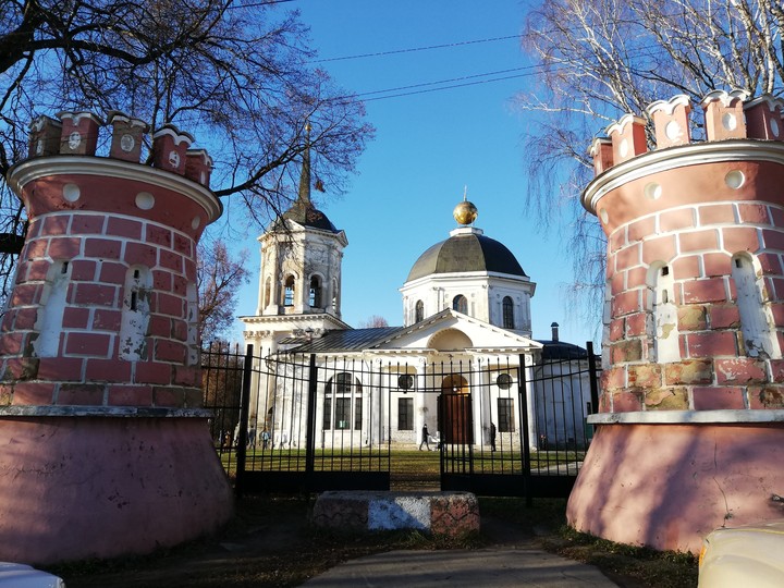вход в усадьбу Гончаровых