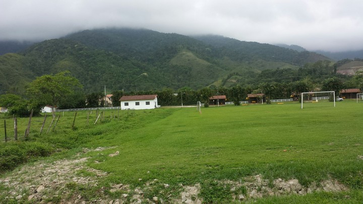 Montanhas com campo.