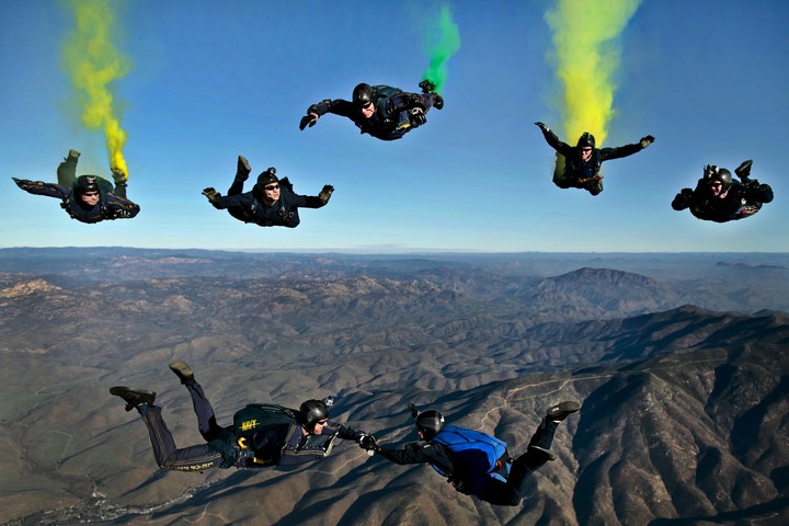 skydivers.