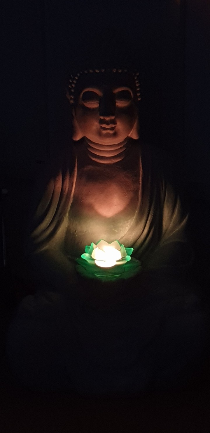 Buddha im Kerzenschein