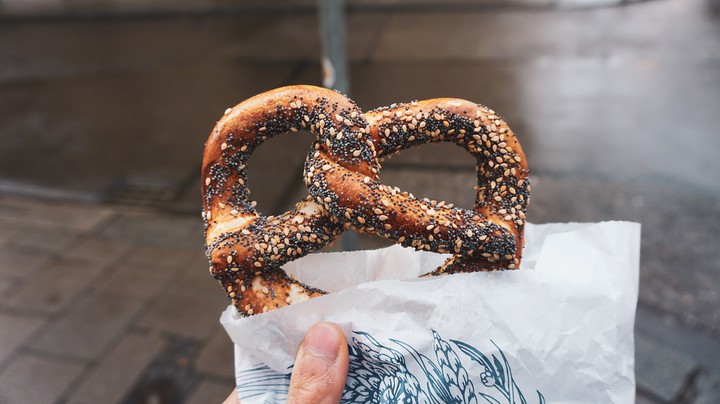 Freshly baked pretzel (ver.color clear)