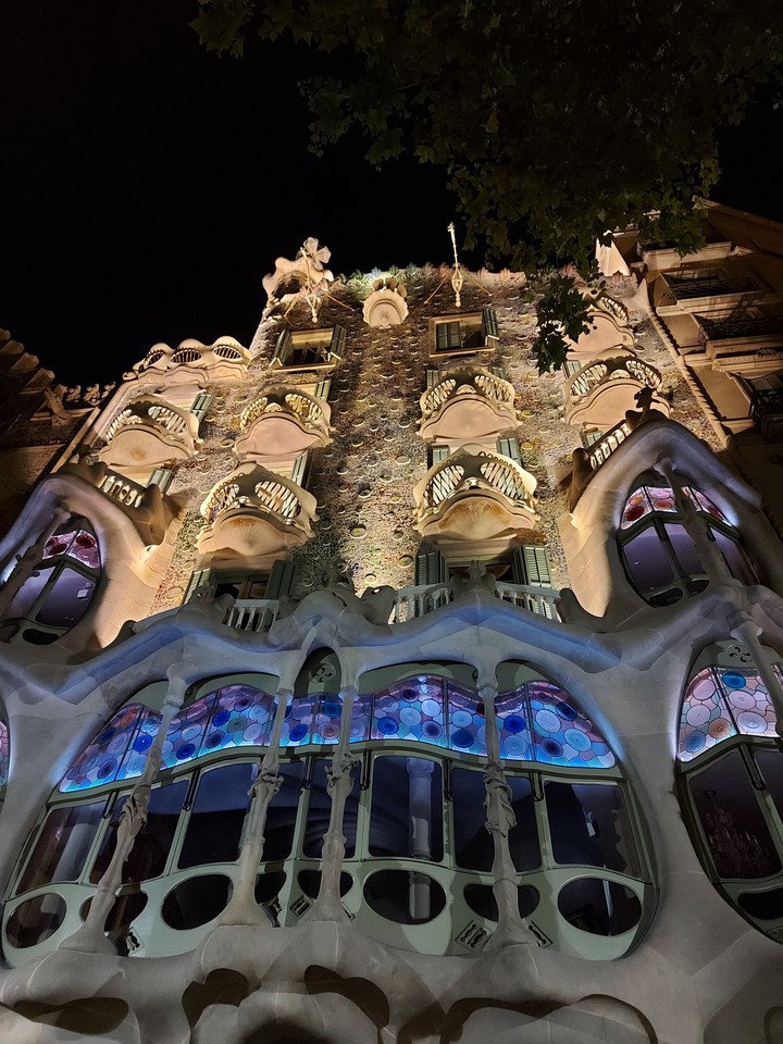 Casa Batlló at night