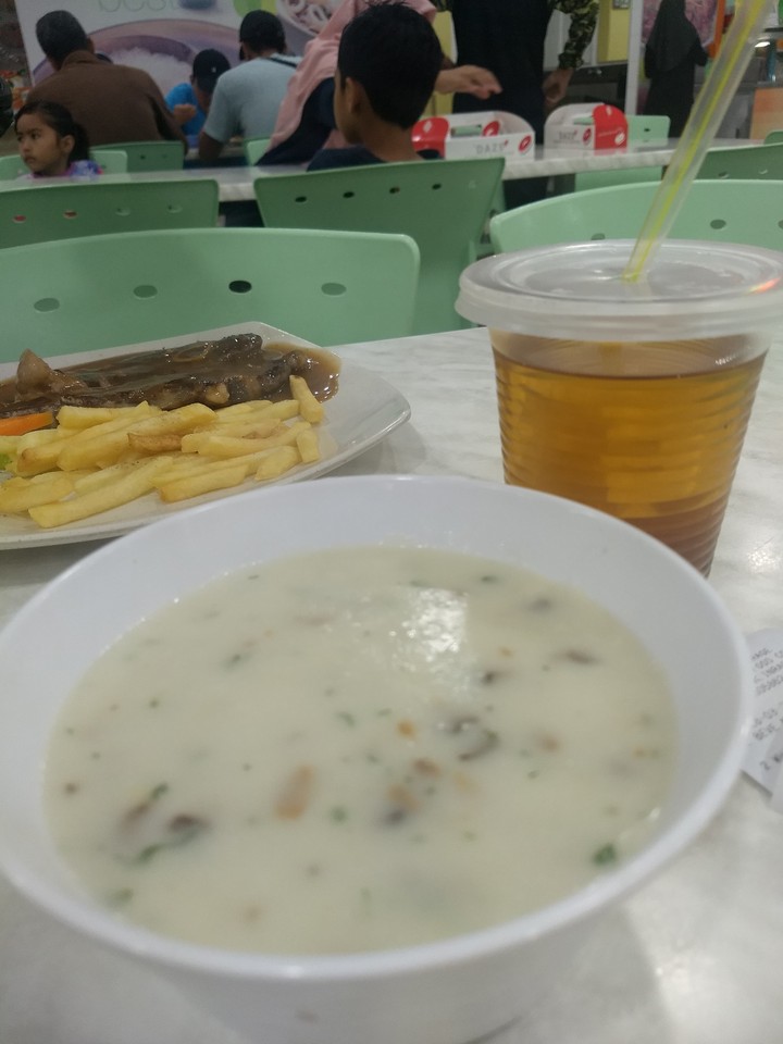 Mushroom creamer soup with air mata kucing