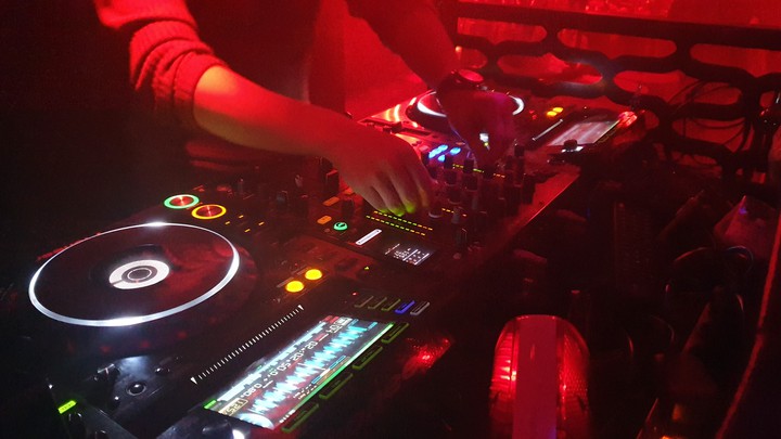 DJ