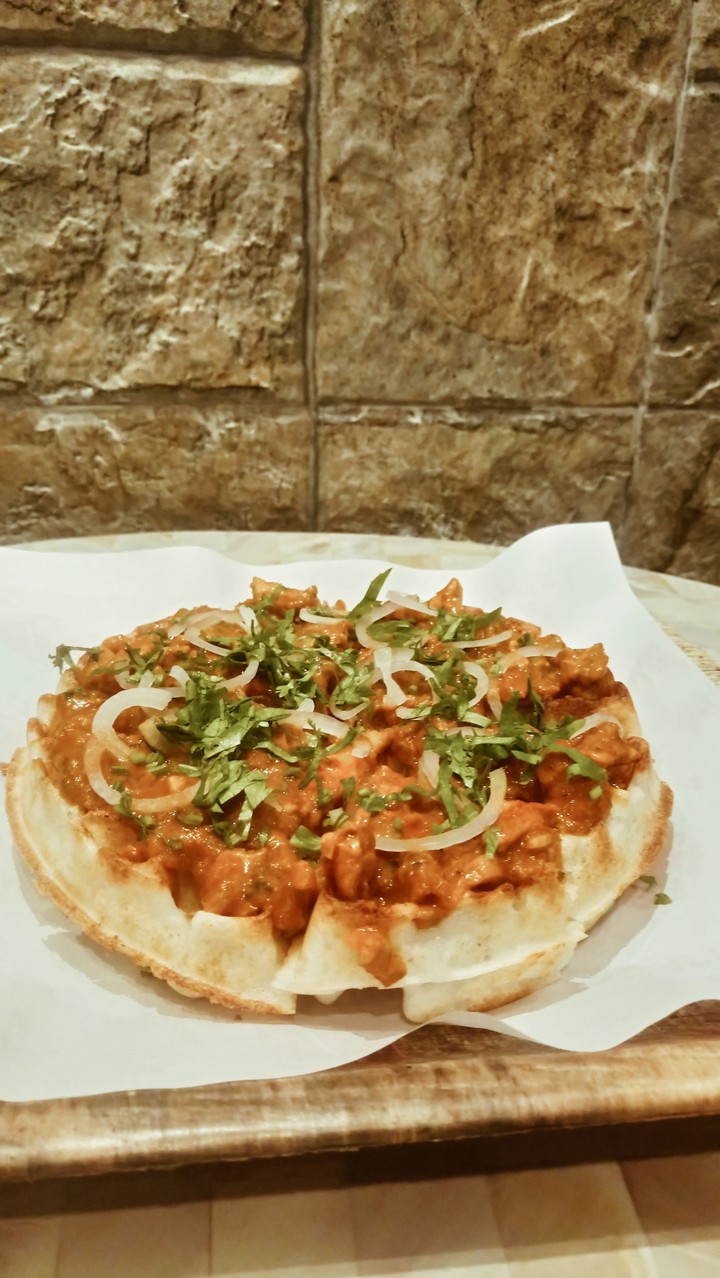 Rice waffle with pepper chicken sauce