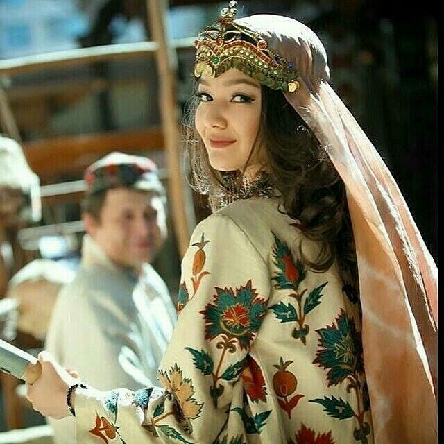 an iranian.girl with traditionel dress