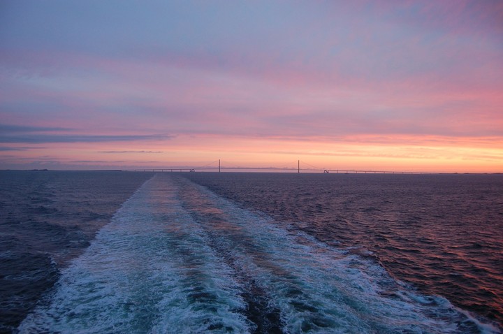 Sonnenuntergang auf Schiffsreise