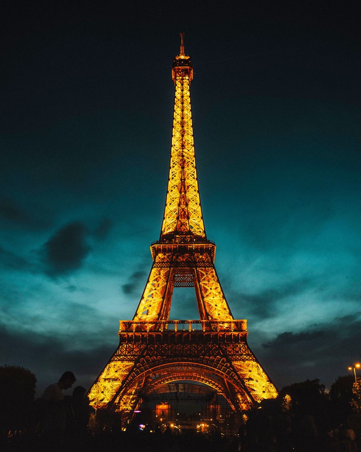 effile tower in night