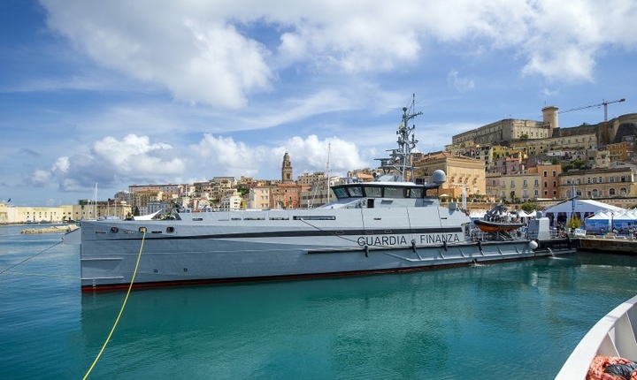 Guardia di finanza ship
