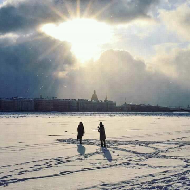 НЕВА скована льдом