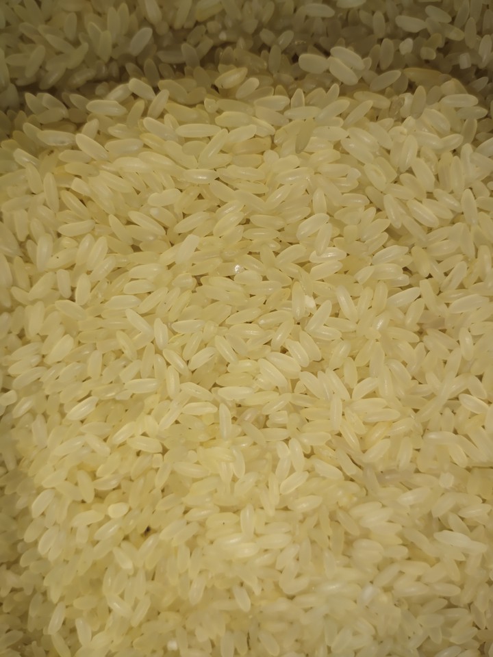 photograph of a packet of rice which is equally distributed.