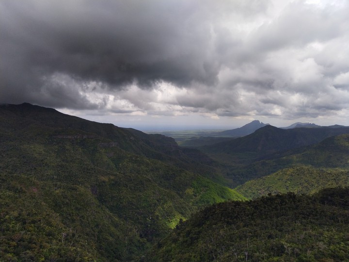 Green mountains covered with Ice clouds .