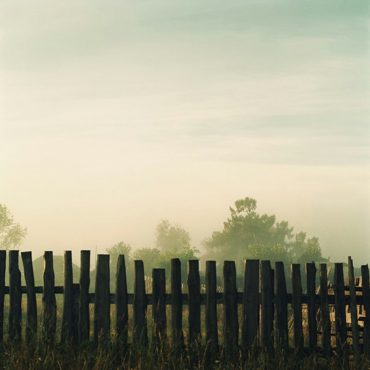 Barrière en bois le matin parmis du brouillard