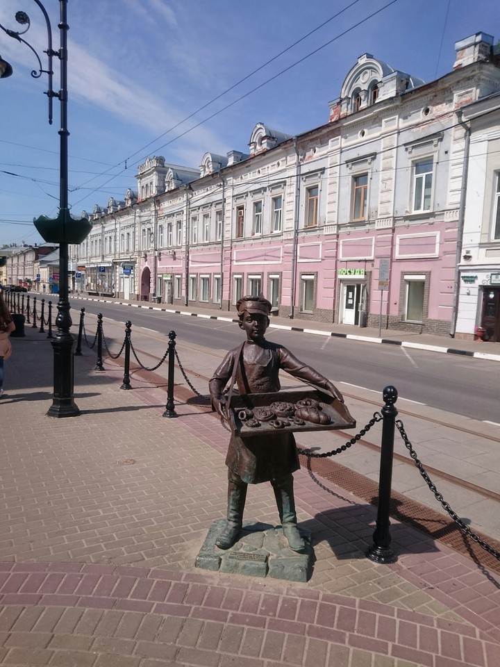 Sculpture in Nizhny Novgorod (centre)