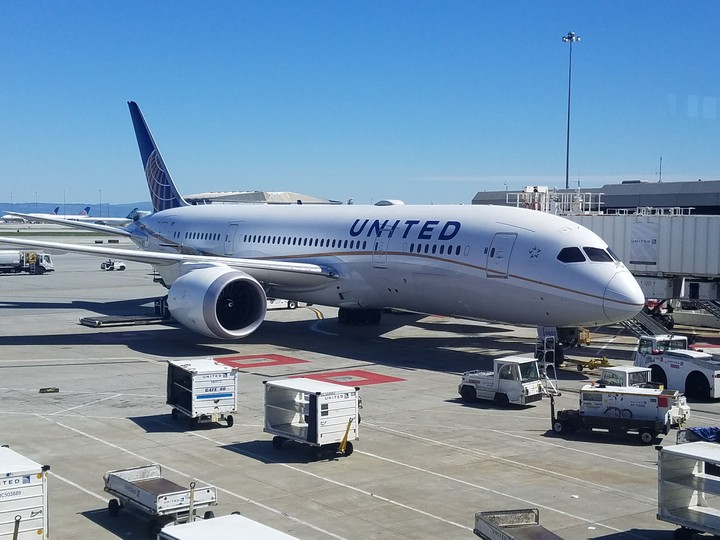 United Airlines 787 at SFO service to Houston