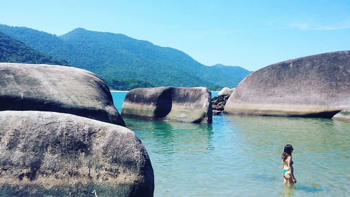 Praia com águas calmas e transparente.