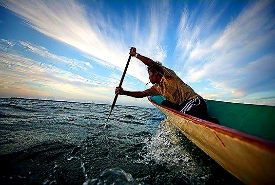 The sound of the oars of d boat is another magical afternoon