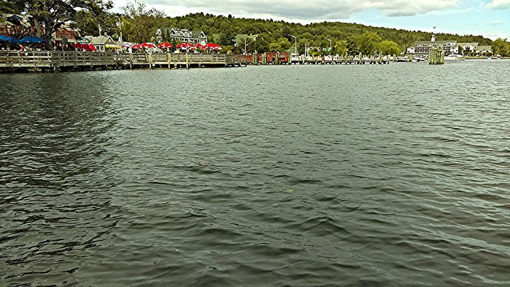 Restaurant On The Lake
