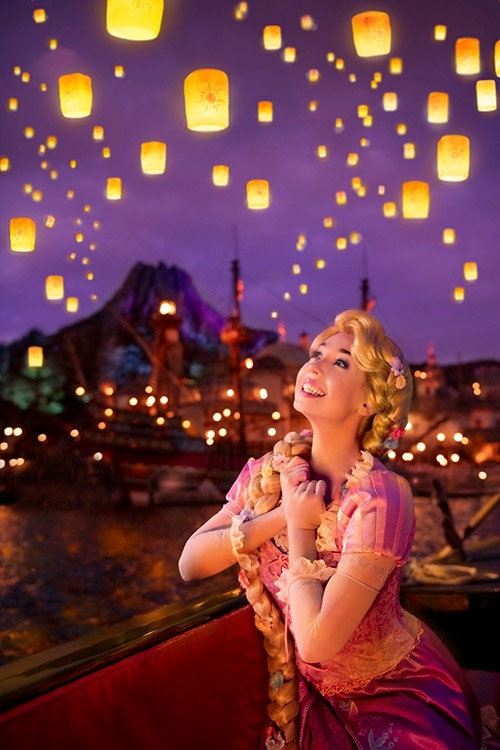 Rapunzel adoringly gazes upon floating lanterns