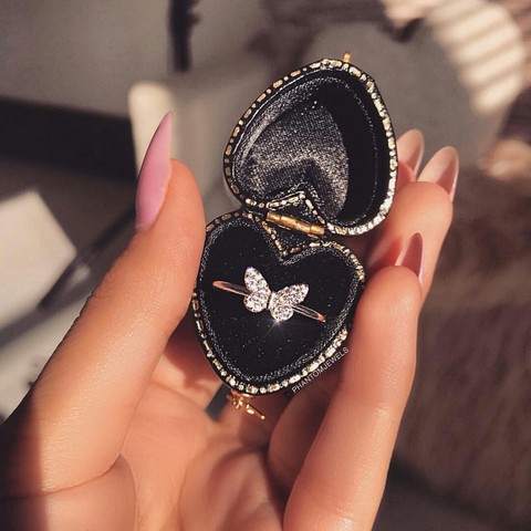 brooch, 珠寶桌布
