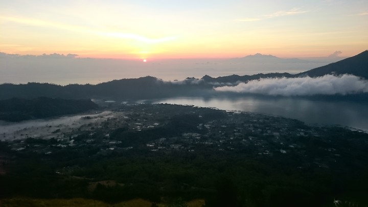 Lever de soleil au sommet d'un volcan