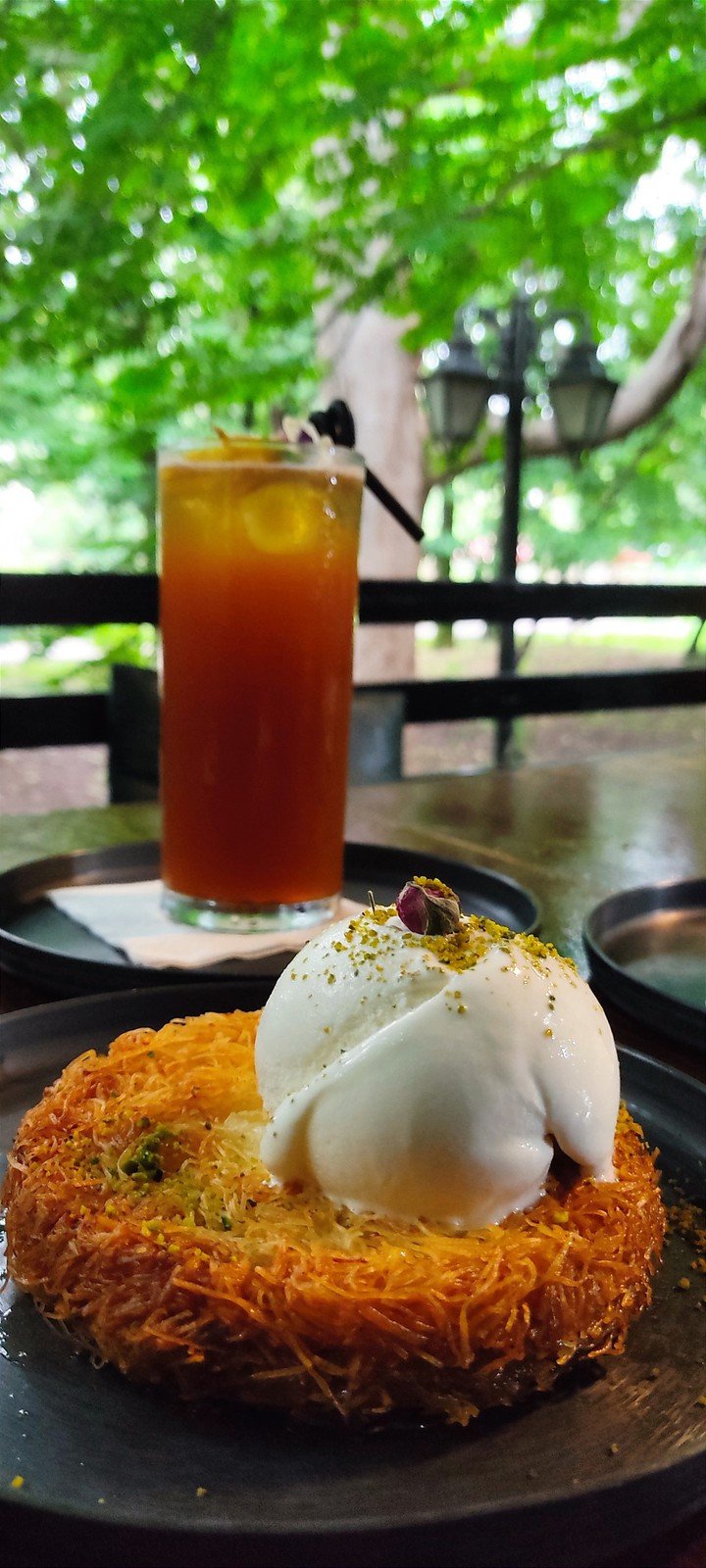 iced tea and kunefe