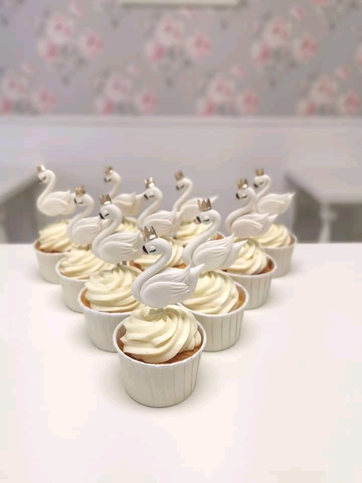 swan cup cake