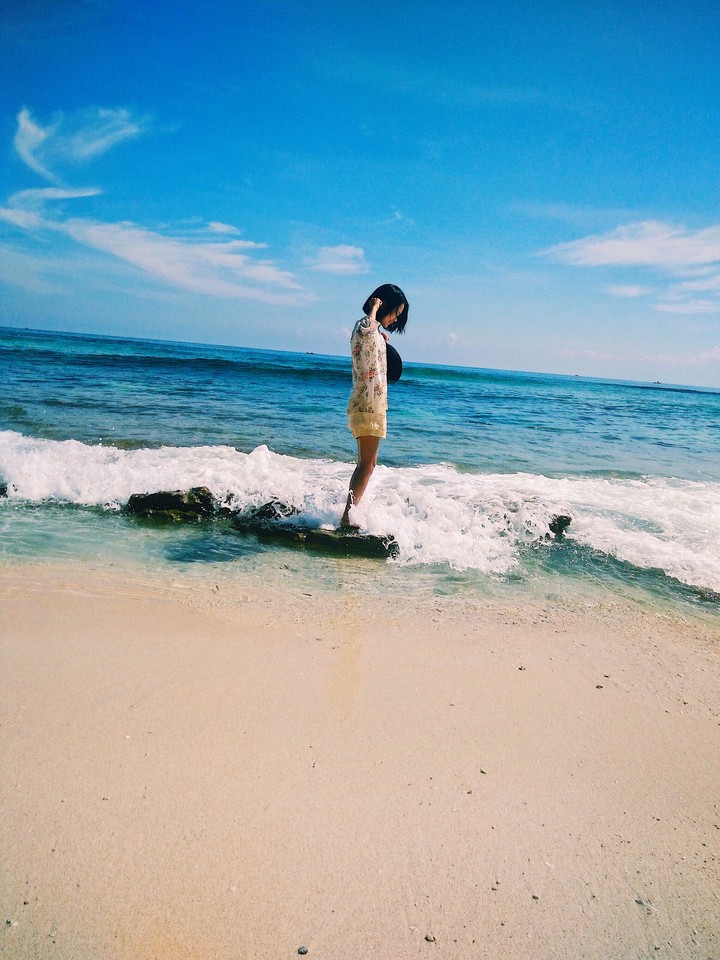 short hair with the sea