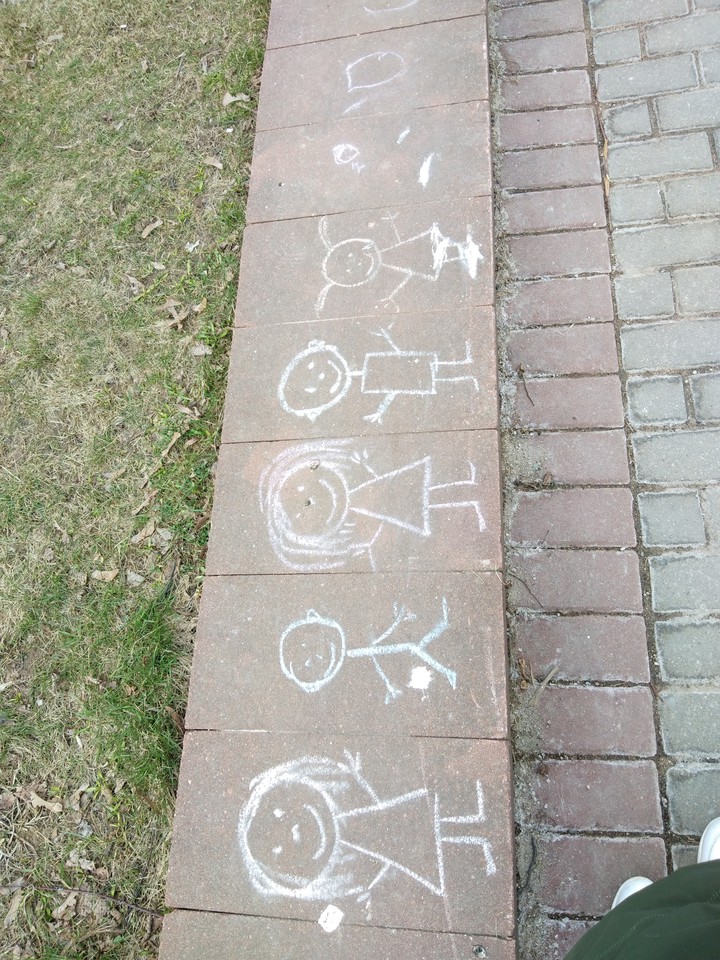 Детский рисунок мелом на асфальте