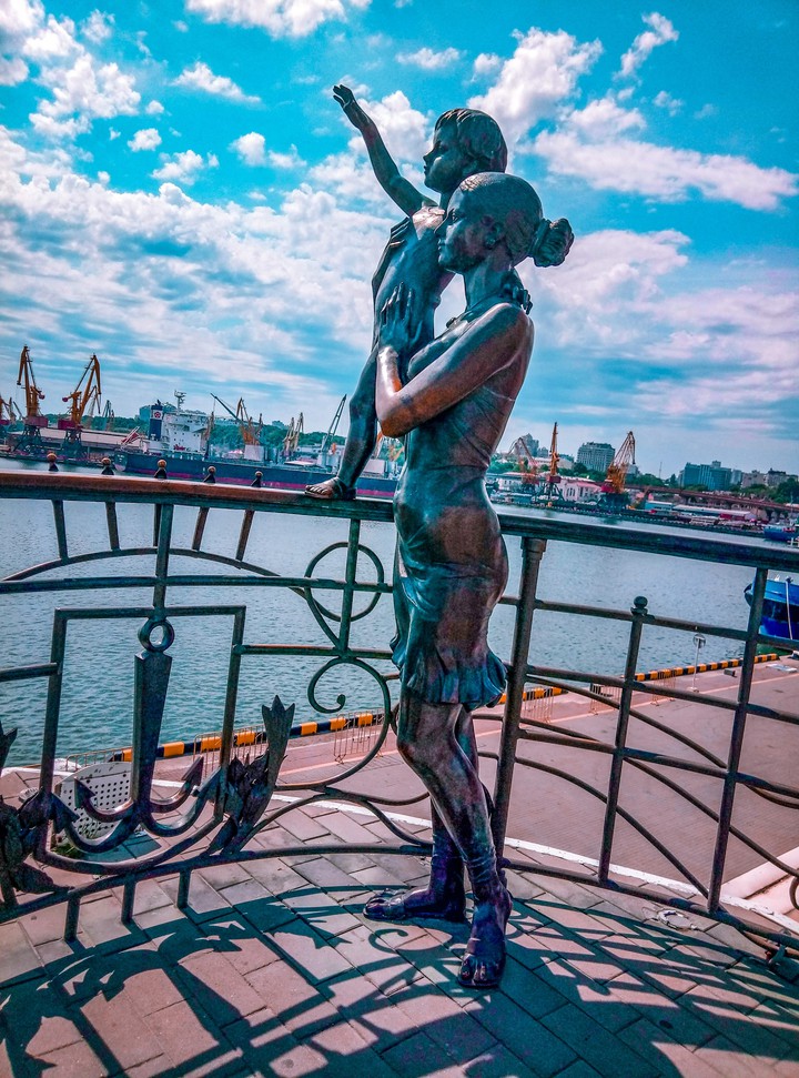 Памятник жене моряка...