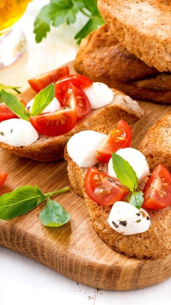 Motzerela è Tomato.