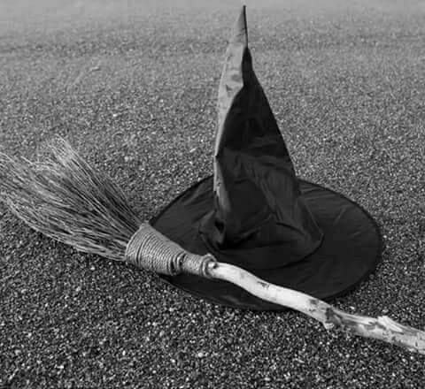 Scopa e cappello.. Strega o Befana??!