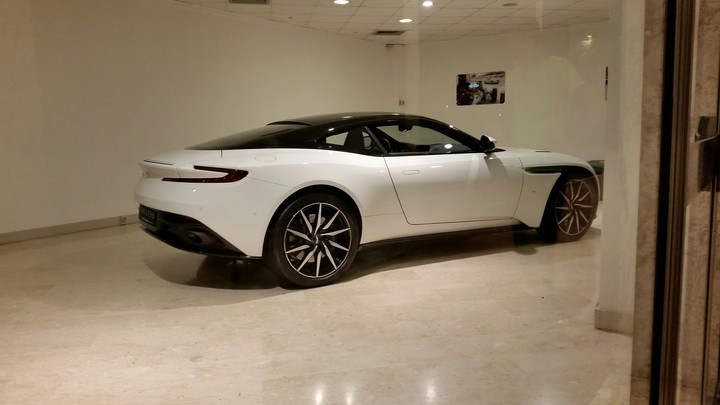 aston martin db11 coupe