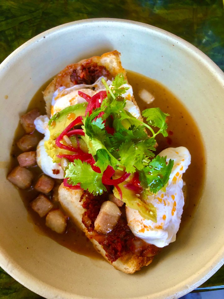 Huevos en salsa de papa con chipotle