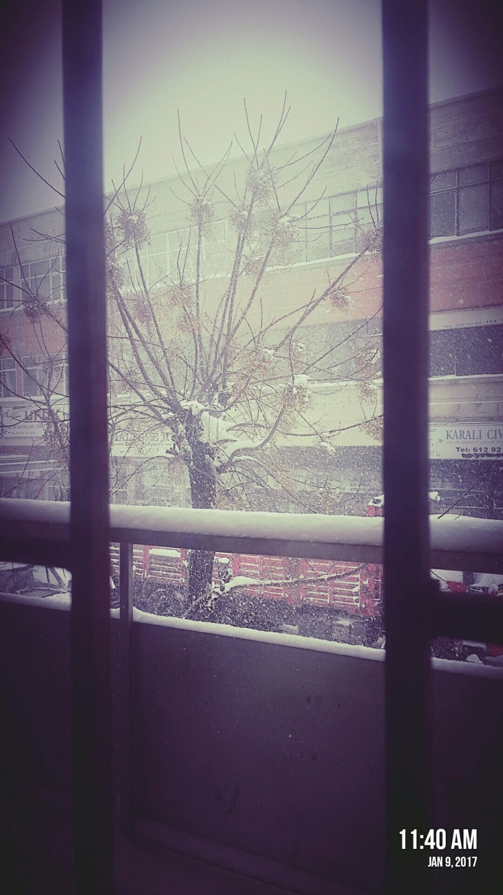 It's snowing
