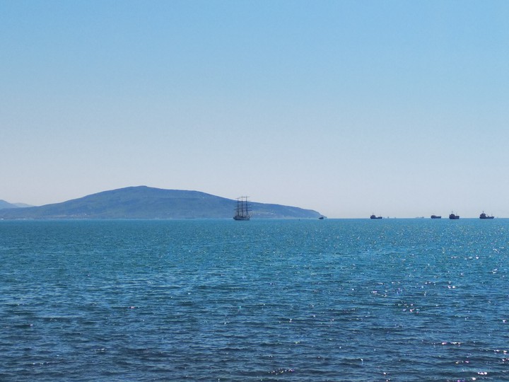 парусник море горы