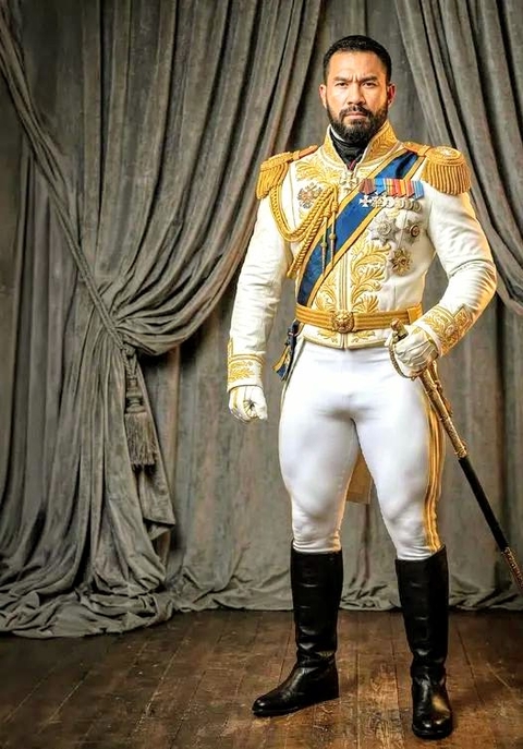 خلفيات moustache, Costume