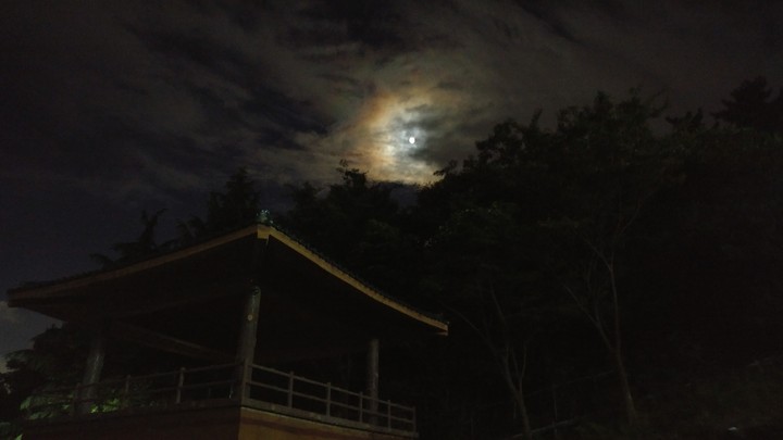 달이 유난히 밝은 날
