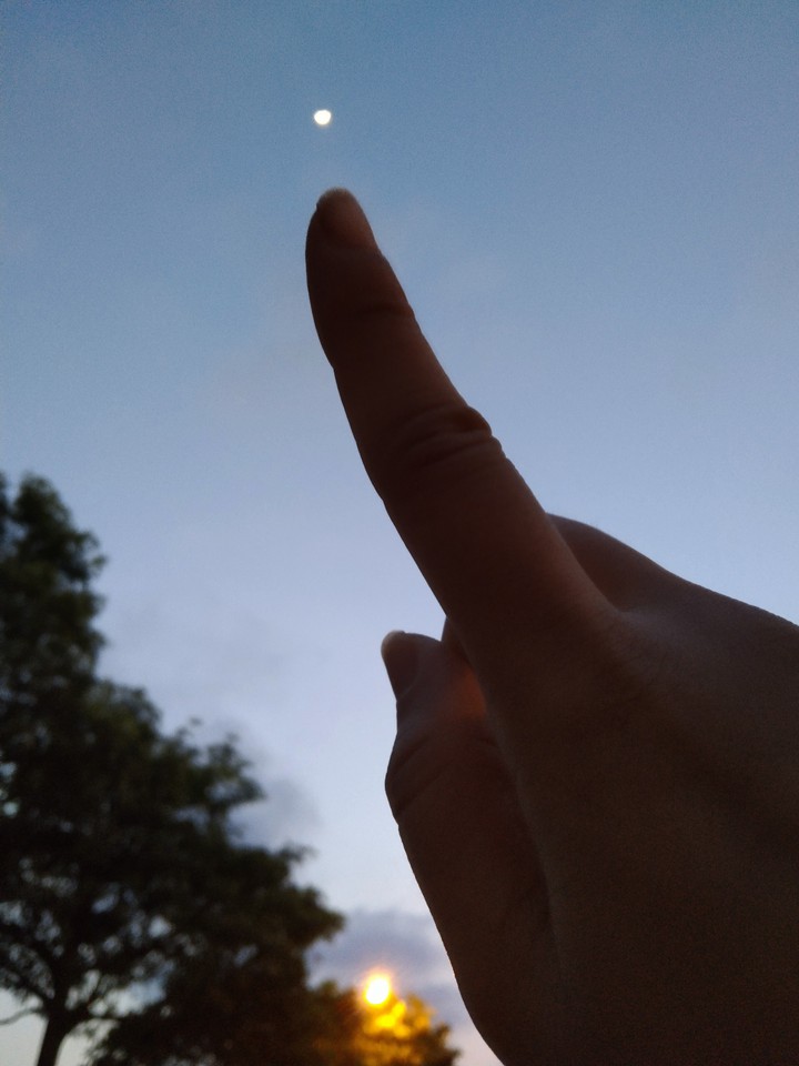 tay phải chỉ trăng?