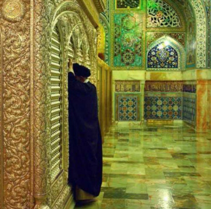 امام خامنه ای در حرم مطهر امام هشتم