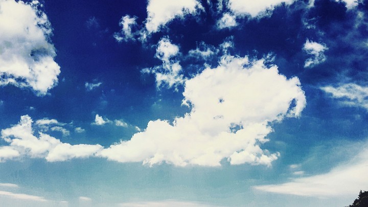 ▪clouds