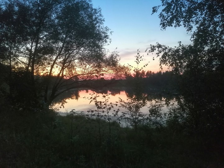 Прекрасный закат на озере