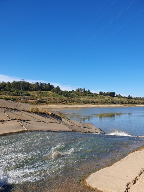 ταπετσαρίες lake, Bank