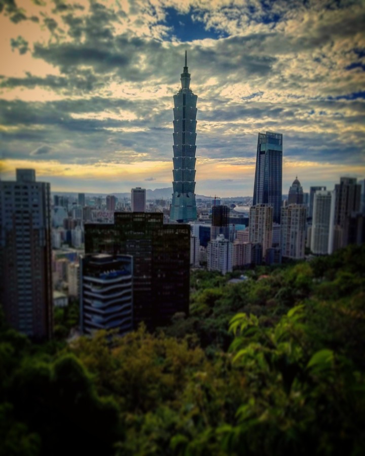 touching sky Taipei 101