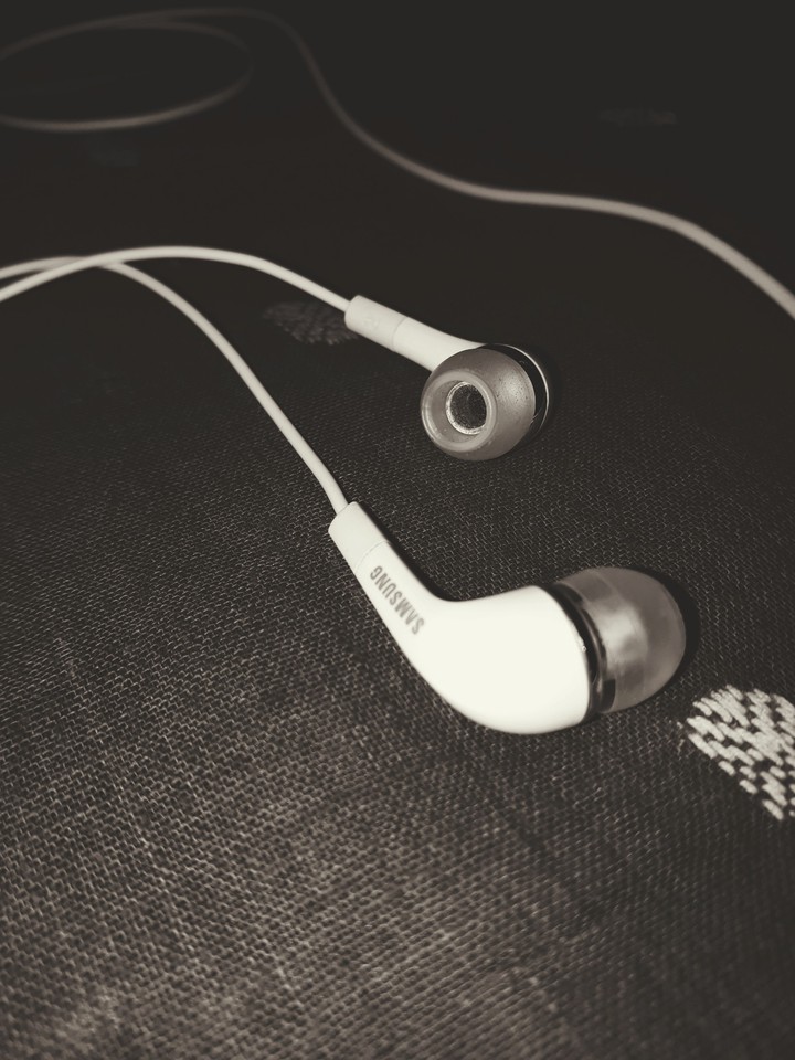 plugin the earphones n ignore the world