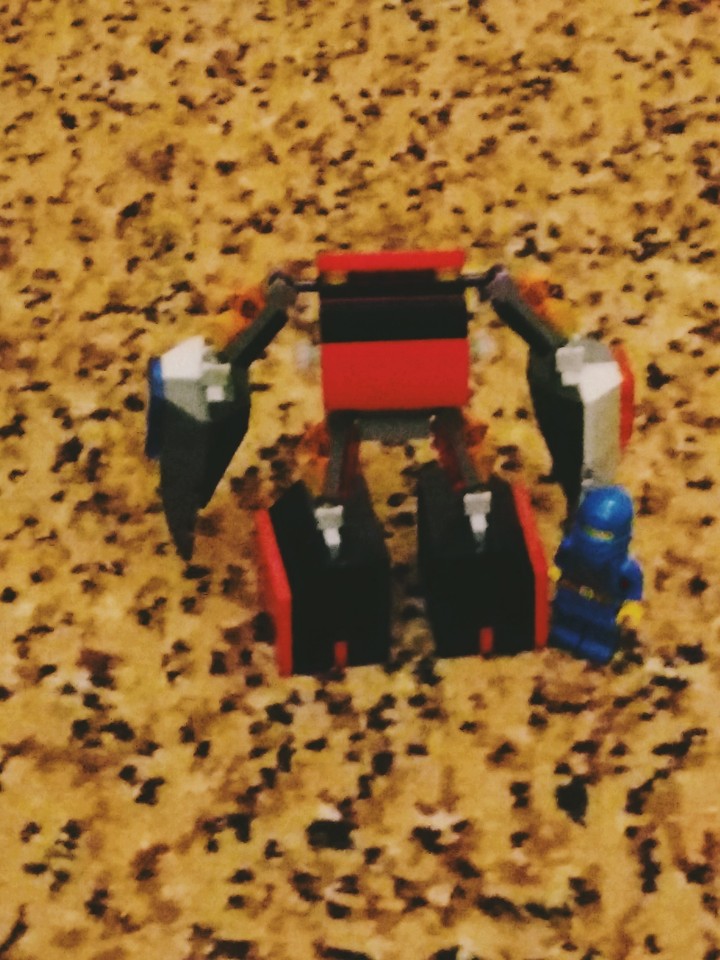 боевой робот из Lego
