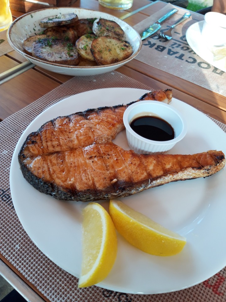 необычно вкусная и сочная рыба на углях