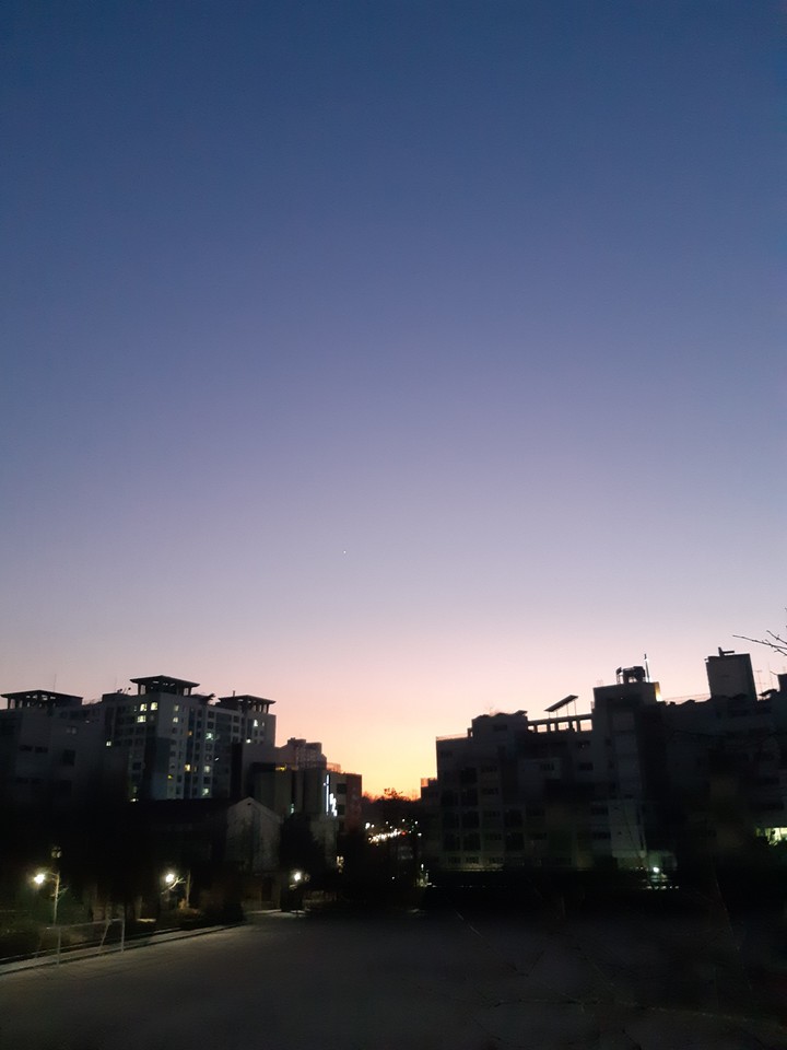 The sun is nearly gone,
The lights are turning on